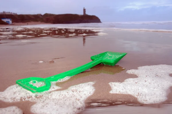 Zielony pik na plaży z zamku — Zdjęcie stockowe