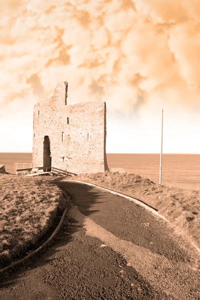 Sepia camino a ballybunions viejas ruinas del castillo — Foto de Stock