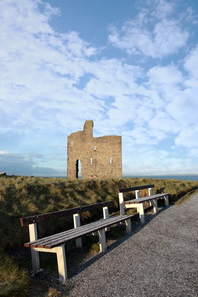 Banken en uitzicht op kasteel ruïne Ballybunion wordt geplaatst — Stockfoto