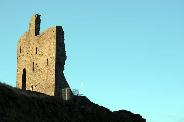 Alte Burg auf grasbewachsener Klippe — Stockfoto