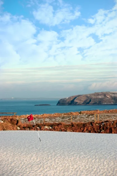 Golf sahası ve kayalıklarla kar kaplı — Stok fotoğraf