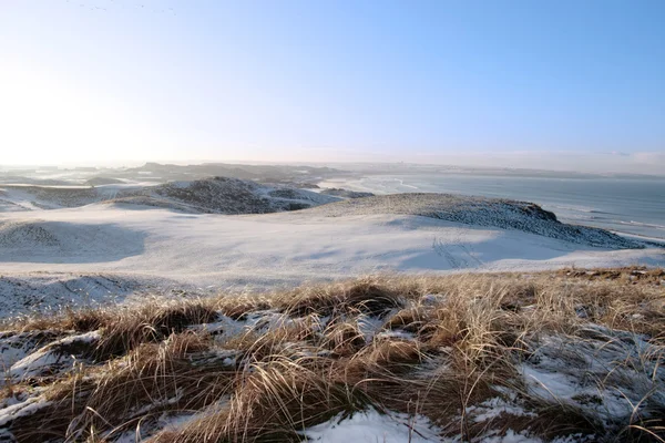 Isig snö täckta links golfbana och havet — Stockfoto
