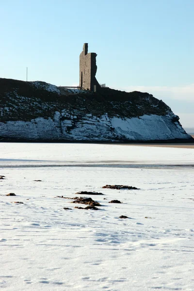 Icy freddo inverni spiaggia con castello — Foto Stock