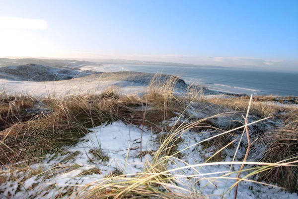 Крижаний холодний сніг покритий ланками поле для гольфу і море — стокове фото