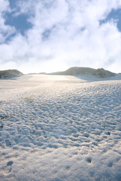 Voetafdrukken op een gladde witte sneeuw overdekte cursus — Stockfoto