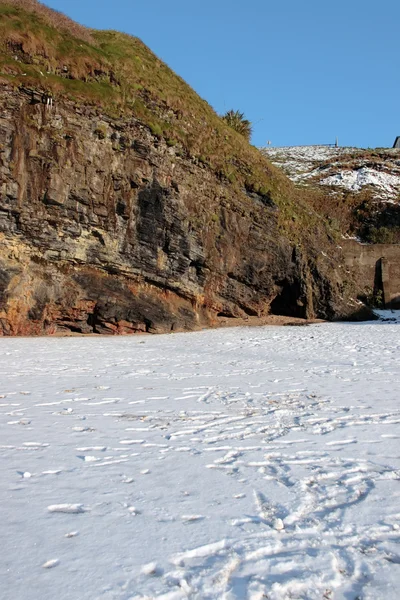 Üres sziklás strand sziklák egy hideg tél nap — Stock Fotó