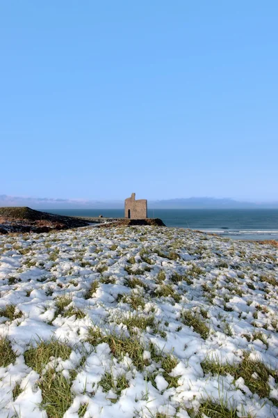 Ruiny zamku Ballybunion pokryte śniegiem sceny — Zdjęcie stockowe