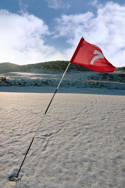 Neve coberto links campo de golfe bandeira vermelha não 7 — Fotografia de Stock