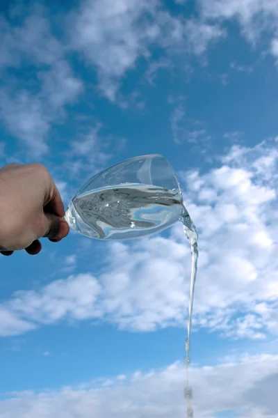 Szklankę wody z pochmurnego nieba — Zdjęcie stockowe