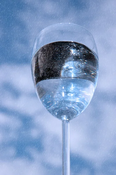 Glas vatten mot en himmel medan regnar — Stockfoto
