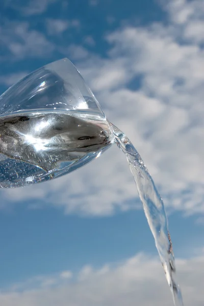 Bicchiere d'acqua contro un cielo — Foto Stock