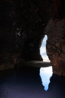 İçeride kayalık uçurum mağara plaj
