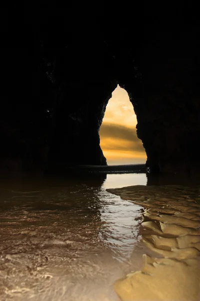 バリーバニオン ビーチの崖の洞窟の内部 — ストック写真
