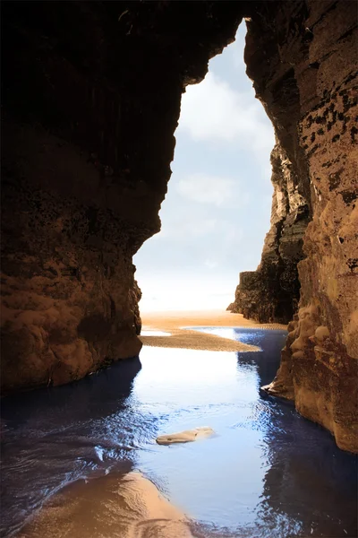 Binnenkant gouden strand cliff cave — Stockfoto