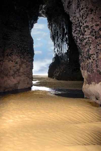 里面金色砂质海滩悬崖洞穴 — 图库照片