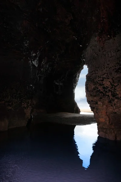Intérieur rocheuse plage falaise grotte — Photo
