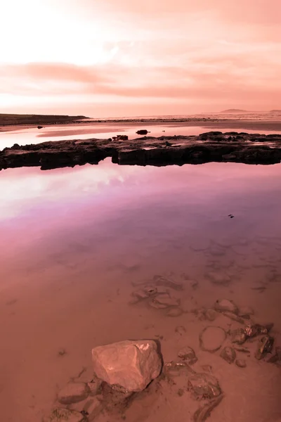 Фиолетовый вид на пляж Бил — стоковое фото
