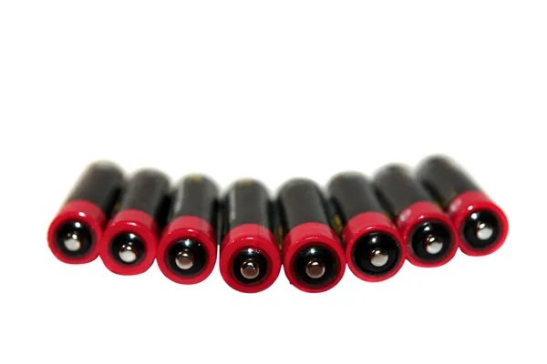 Черные и красные батарейки в ряд — стоковое фото