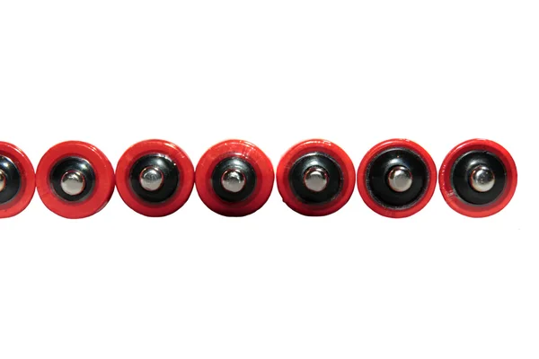 Черные и красные батарейки в ряд на белом — стоковое фото
