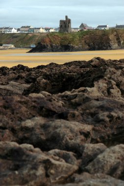 Kale kule yobaz ballybunion kayaların üzerinden