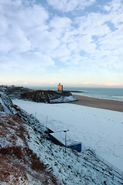 Sneeuw bedekt kliffen met uitzicht op de kust — Stockfoto