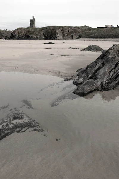 Kale harabe ve kayalık plaj havuzu — Stok fotoğraf