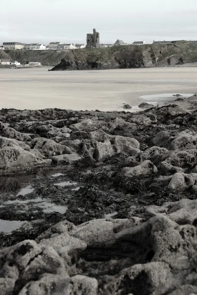 Замкова руїна і скелястий пляж — стокове фото