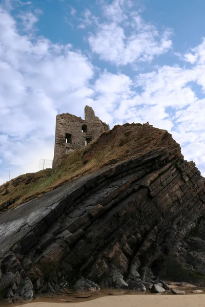 Slottets torn på en hög klippa och lager — Stockfoto