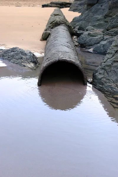 Ржавая труба перелива морской воды — стоковое фото