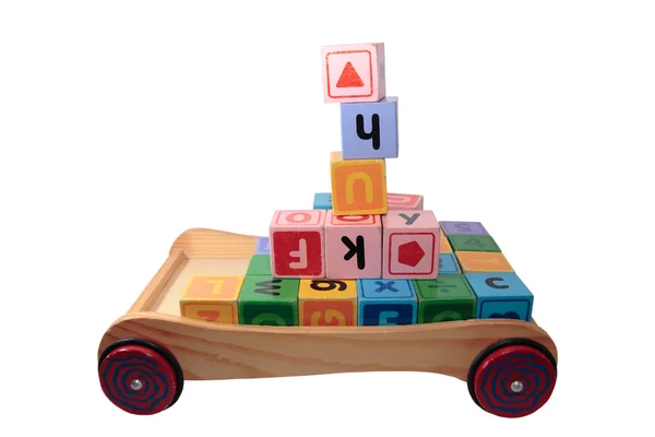 Crianças jogar blocos de letras no carrinho de brinquedo isolado no branco — Fotografia de Stock
