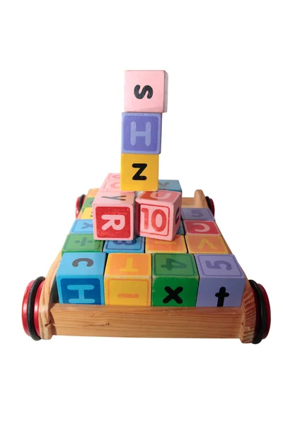 Kinder spielen Buchstaben in Spielzeugwagen isoliert auf weiß — Stockfoto