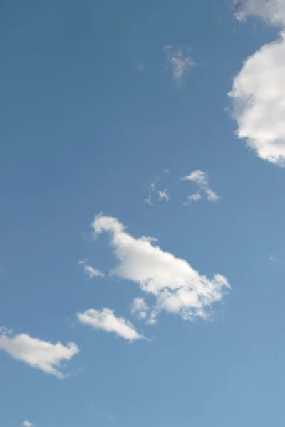 Σύννεφα σε έναν γαλάζιο ουρανό — Φωτογραφία Αρχείου