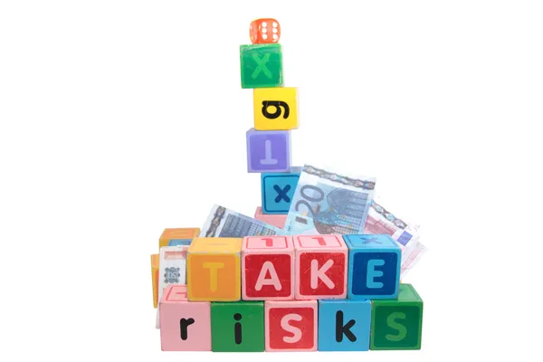 Assumir riscos com crianças carta jogar blocos — Fotografia de Stock