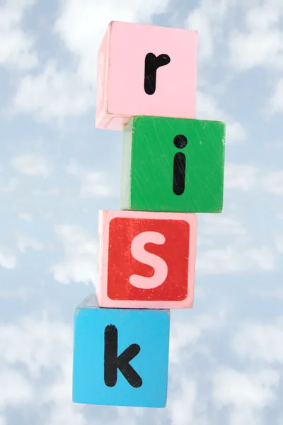 Uklar risiko i leketøysblokkbokstaver med klippebane – stockfoto