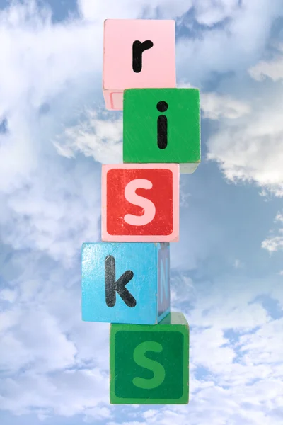 Облачные риски в игрушке играют буквы блока с обрезкой пути — стоковое фото