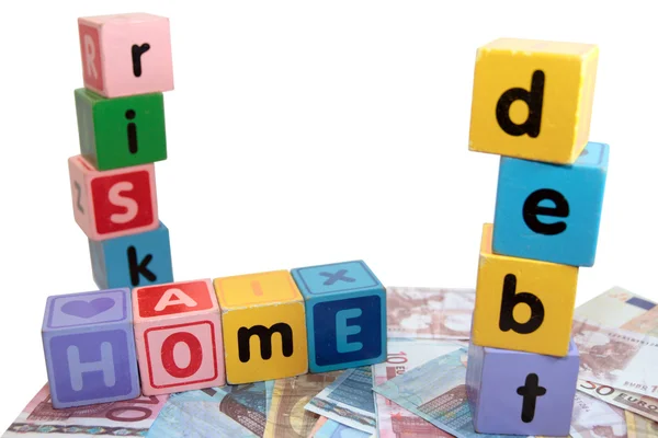 Risco de dívida em casa brinquedo jogar letras de bloco — Fotografia de Stock