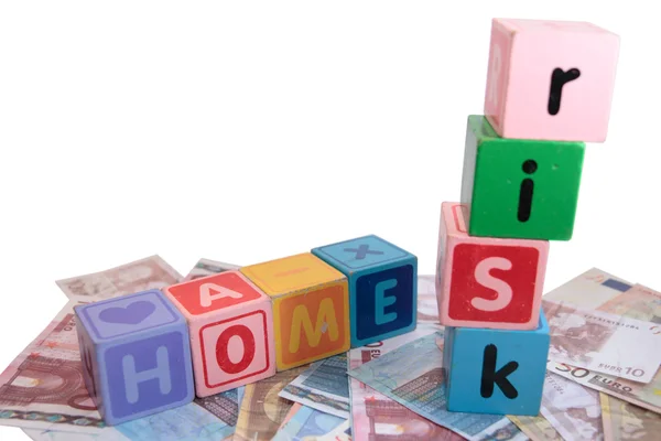 Домашний риск в игрушечных буквах — стоковое фото