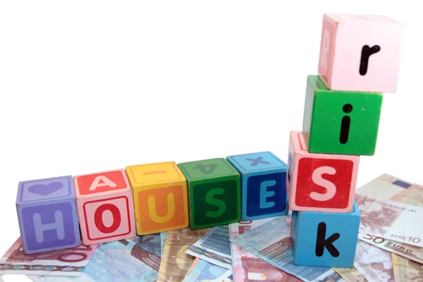 Huis risico in speelgoed spelen drukletters — Stockfoto