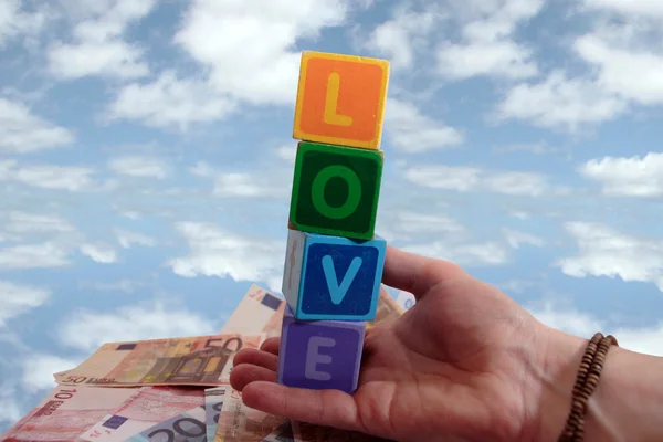 Utsträckta händer av kärlek och pengar i luften — Stockfoto