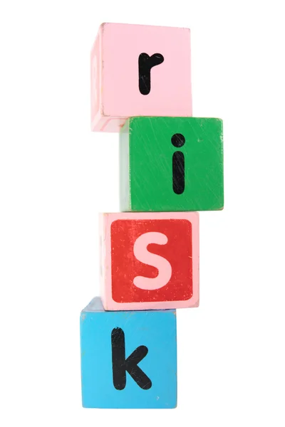 Риски в игрушке играют буквы блока с клиппингом путь — стоковое фото