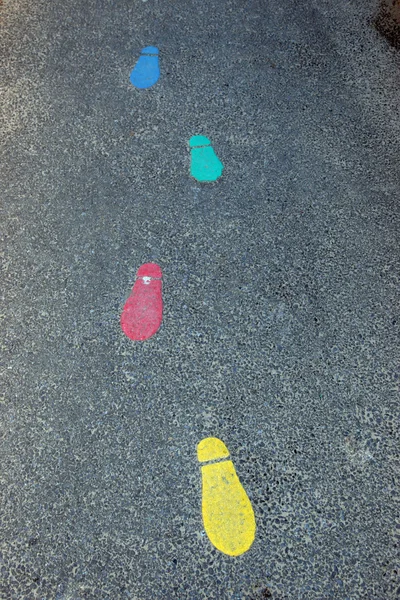 Pegadas de cor no parque infantil da escola — Fotografia de Stock