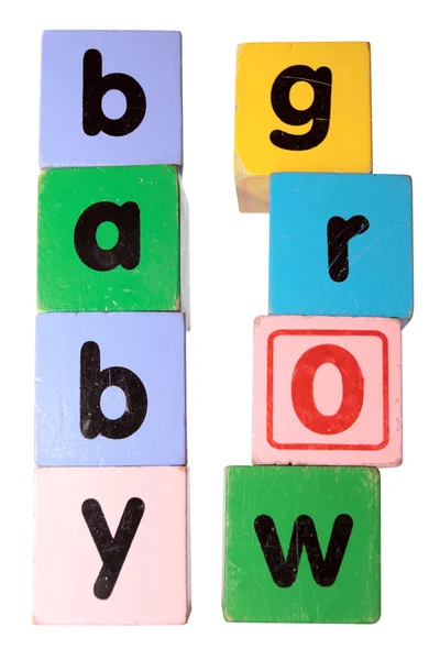 Dziecko rośnie zabawki gry drukowanymi literami ze ścieżką przycinającą — Zdjęcie stockowe