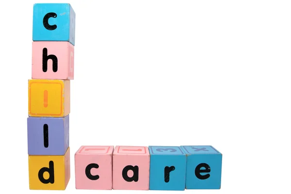 Kinderbetreuung in Spielzeugblockbuchstaben mit Clipping-Pfad auf Weiß — Stockfoto