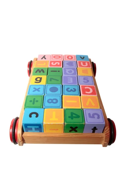 Crianças jogam blocos de letras no carrinho de brinquedo com caminho de recorte — Fotografia de Stock