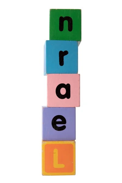 Dowiedz się zabawki gry drukowanymi literami ze ścieżką przycinającą na biały — Zdjęcie stockowe