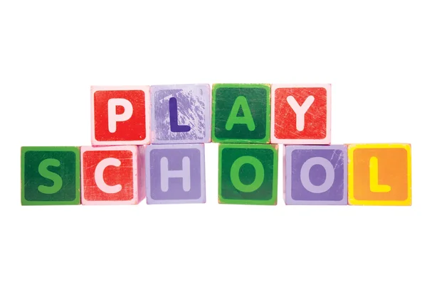 Szkółkę w zabawki gry drukowanymi literami ze ścieżką przycinającą na biały — Zdjęcie stockowe