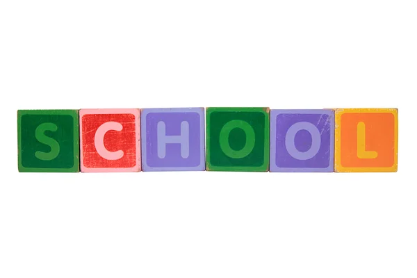 क्लिपिंग पथ के साथ खिलौना प्ले ब्लॉक अक्षरों में स्कूल स्पेल्ट — स्टॉक फ़ोटो, इमेज