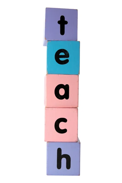 Enseñar en el juguete jugar letras de bloque con camino de recorte en blanco — Foto de Stock
