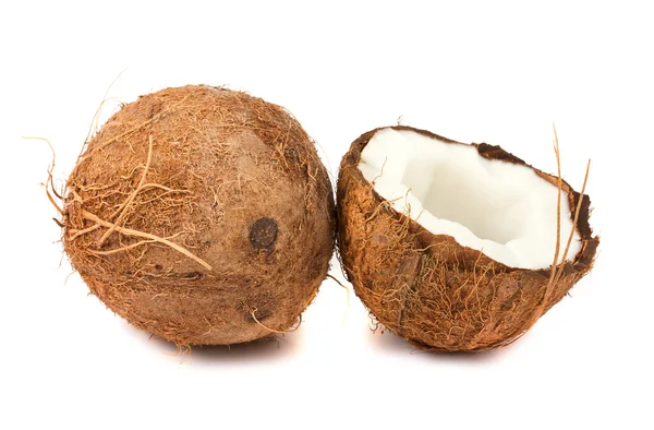 新鲜完整和一半的椰子 — 图库照片