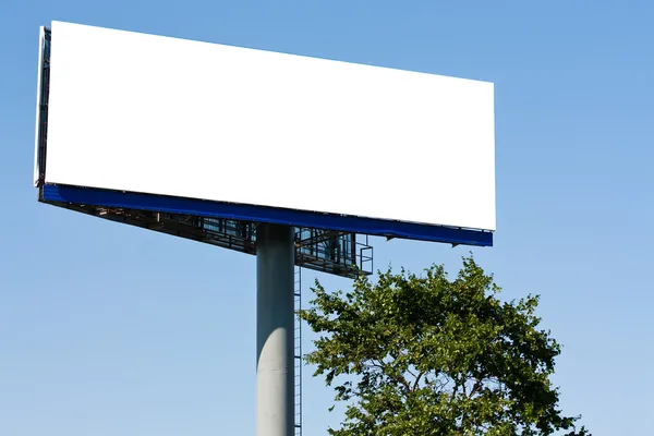Порожній великий рекламний щит над блакитним небом — стокове фото
